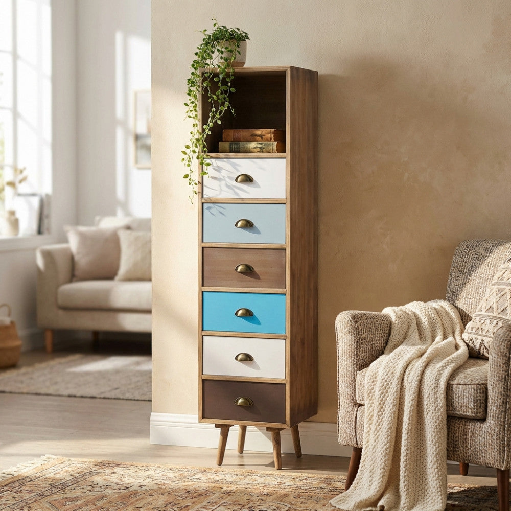 Cassettiera moderna in legno posizionata accanto a una poltrona elegante in un salotto dal design contemporaneo.