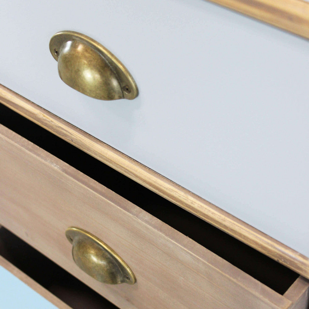 Dettaglio ravvicinato del cassetto semi-aperto che mostra la finitura del legno e la maniglia in metallo.