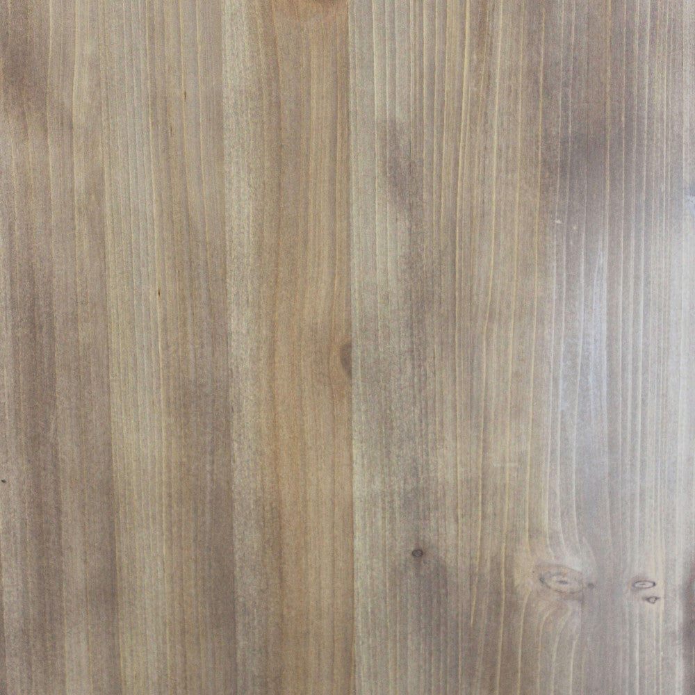 Dettaglio materico delle venature naturali e della texture tattile del legno robusto.