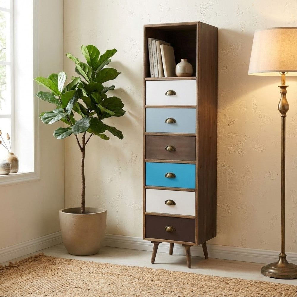 Cassettiera Mobiletto Orleans inserita in un ambiente domestico raffinato con lampada da terra e pianta decorativa.