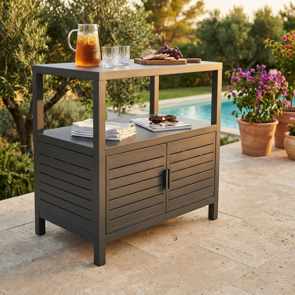 Mobiletto Phoenix in alluminio antracite allestito come stazione bar a bordo piscina.