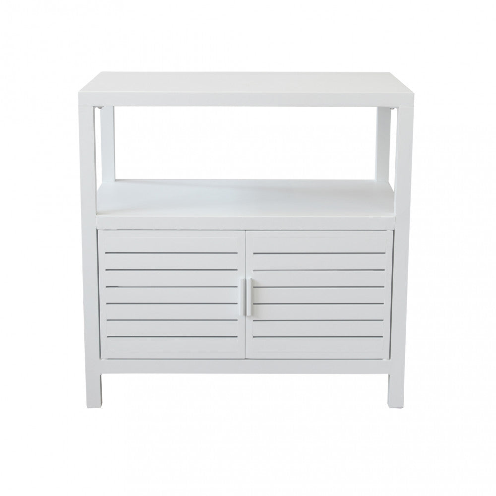 Vista frontale della credenza Phoenix in alluminio bianco su sfondo neutro, con ante a listelli perfettamente allineate.
