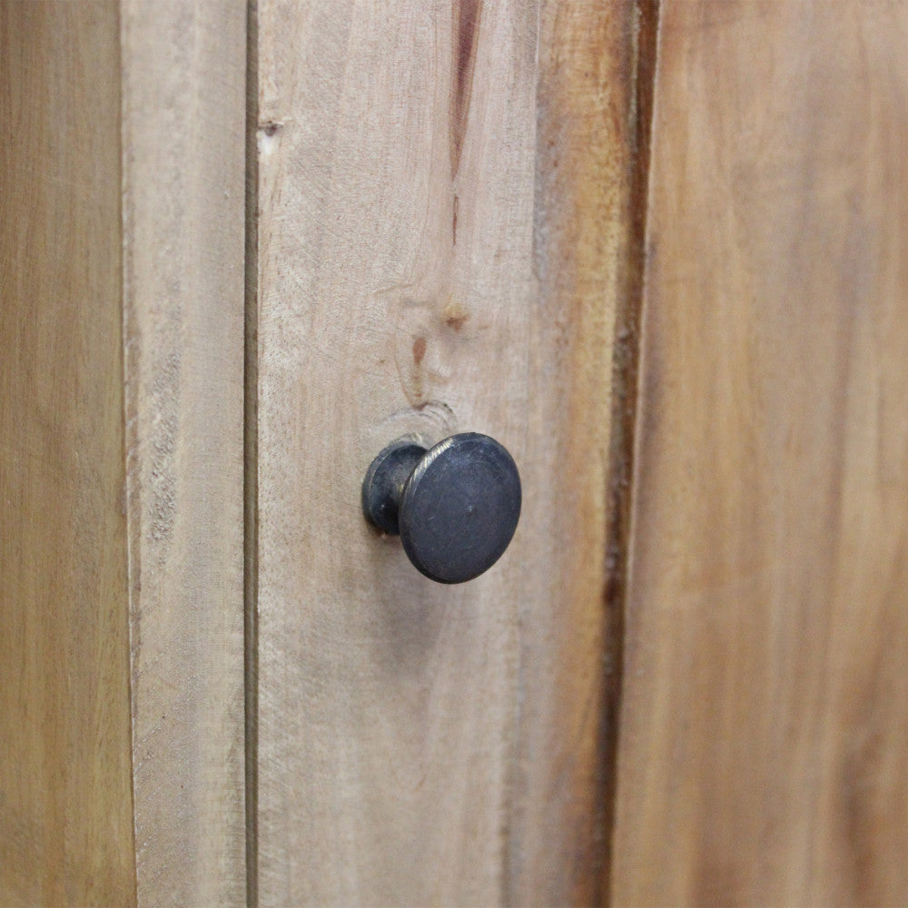 Dettaglio ravvicinato del pomello in metallo scuro a contrasto con la grana tattile del mogano.