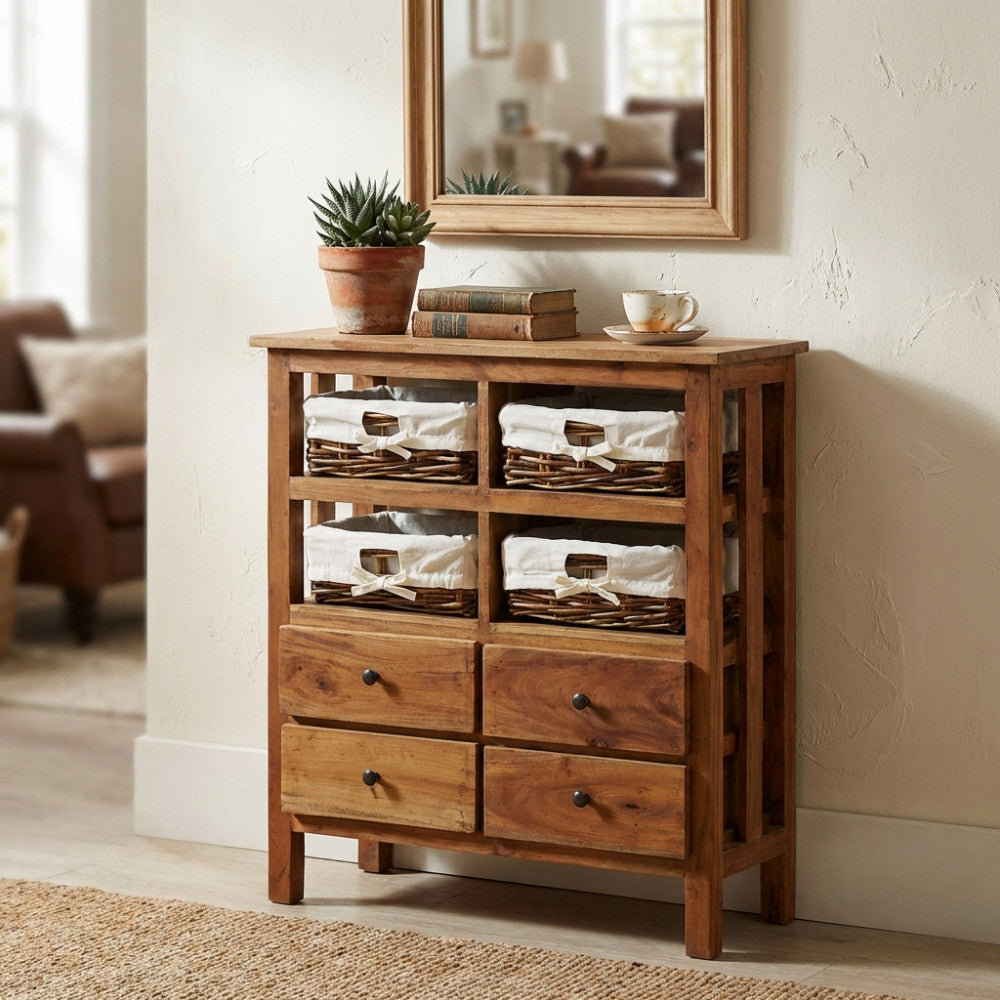 Mobiletto Sterling in legno riciclato con quattro cesti in rattan e quattro cassetti, ambientato in un ingresso luminoso.