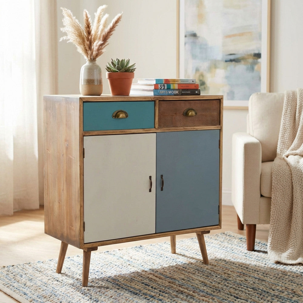 Cassettiera Surrey in legno MDF multicolor ambientata in un salotto luminoso con decorazioni floreali e tappeto intrecciato.
