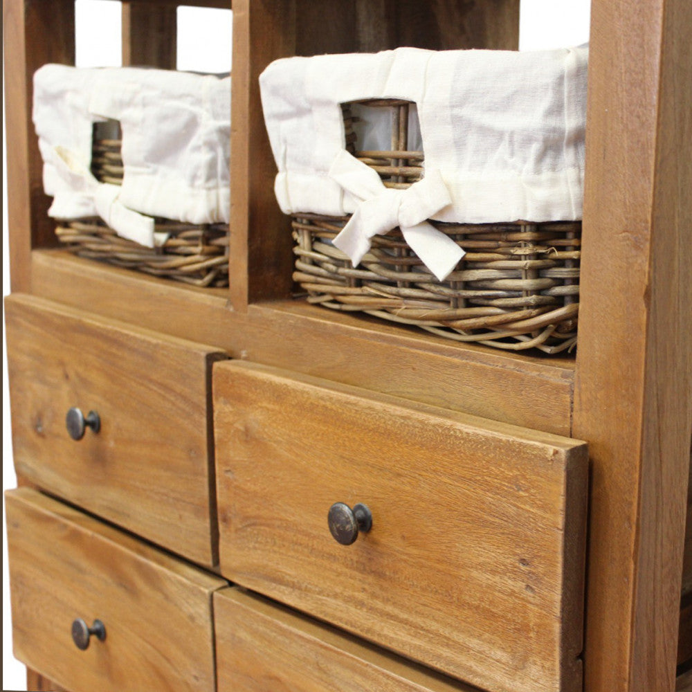 Dettaglio dei cassetti in legno riciclato con pomelli in metallo scuro e cesti in rattan superiori.