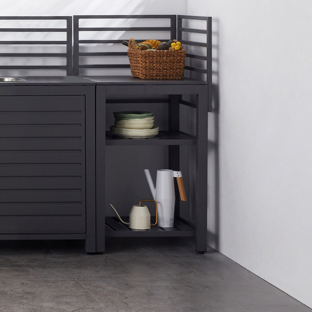 Modulo angolare Oklahoma inserito in una composizione cucina da esterno, decorato con ceramiche e annaffiatoi di design.