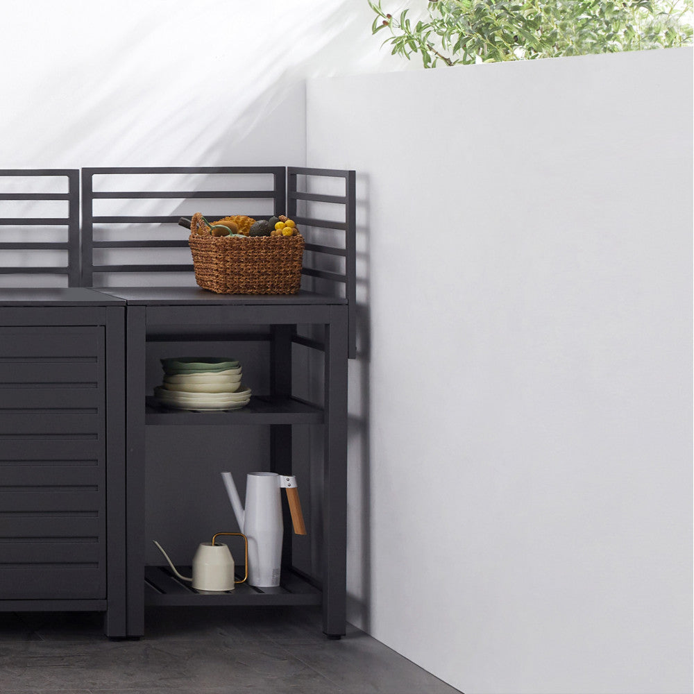 Prospettiva laterale del modulo angolare in alluminio antracite, che evidenzia la continuità visiva con il blocco cucina adiacente.