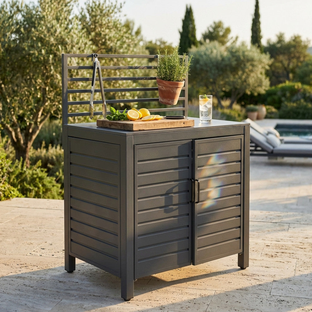 Armadietto per cucina outdoor Oklahoma in alluminio, con dettagli di utensili appesi e un bicchiere d'acqua, immerso nella luce naturale del patio.