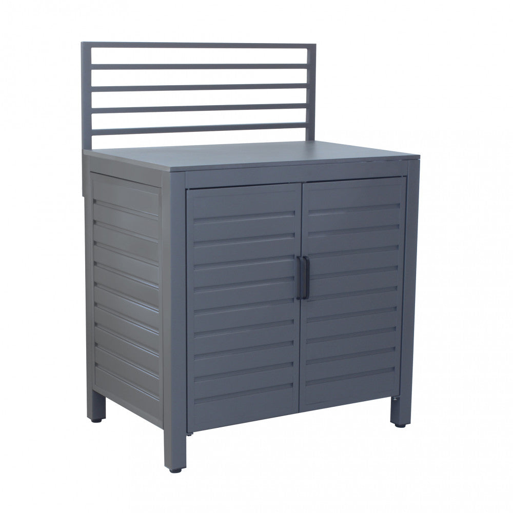 Vista frontale del modulo con armadietto Oklahoma in alluminio antracite, caratterizzato da ante a listelli dal design moderno e pulito.