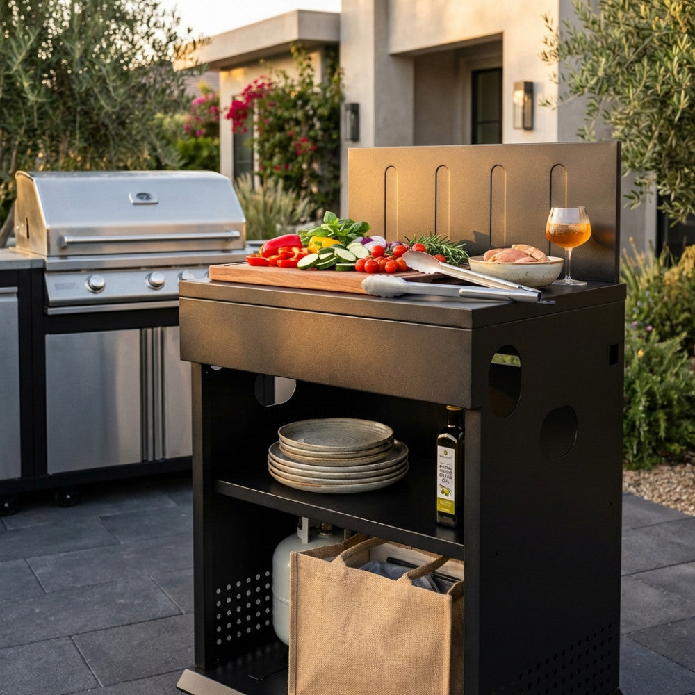 Dettaglio del modulo barbecue Alaska al tramonto, con ripiani eleganti che ospitano piatti, olio e una bombola a gas.