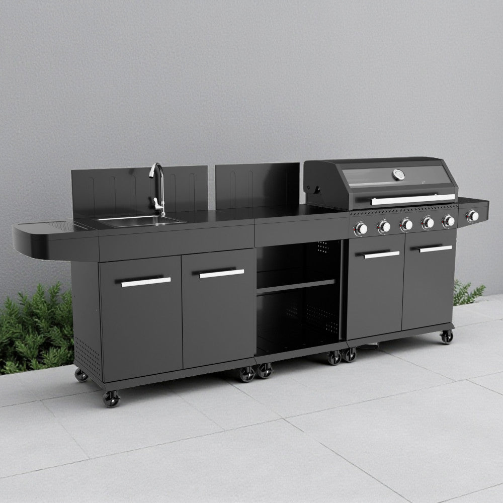 Configurazione completa di cucina da esterno di lusso, che mostra il modulo nero integrato con lavello e griglia a gas.