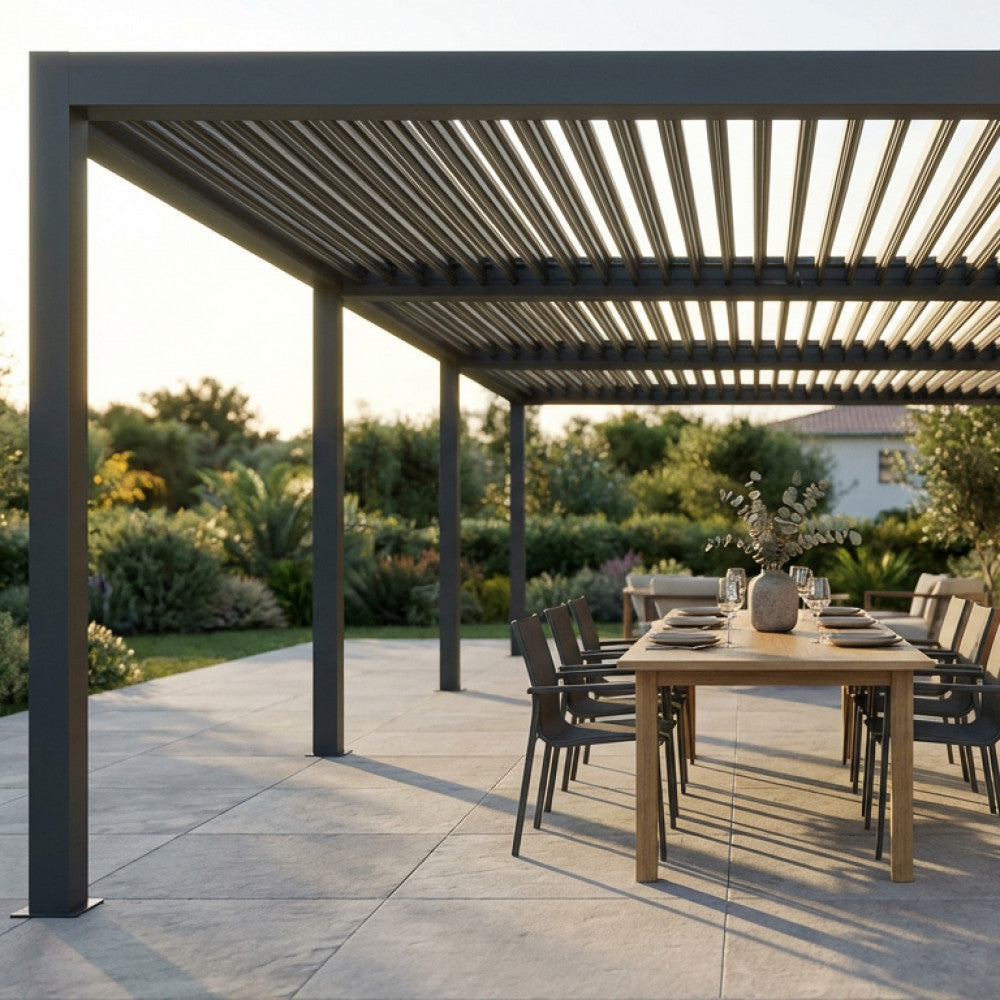 Dettaglio del modulo pergola bioclimatica in alluminio antracite che ombreggia un tavolo da pranzo all'aperto.