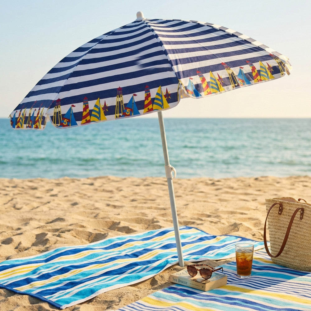 Ombrellone da spiaggia Cosma a righe blu e bianche aperto sulla sabbia