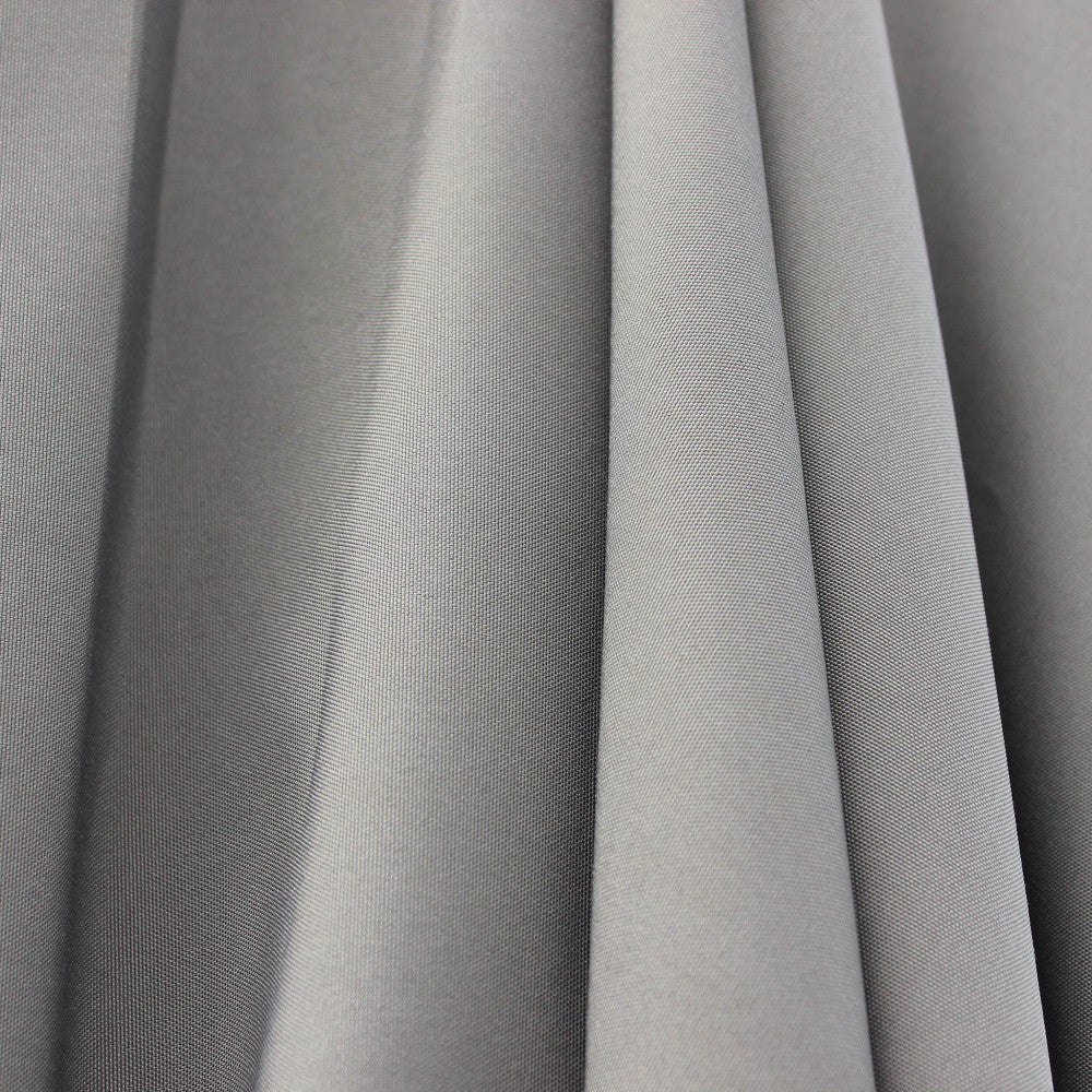 Texture tattile del tessuto in poliestere grigio chiaro resistente ai raggi UV.