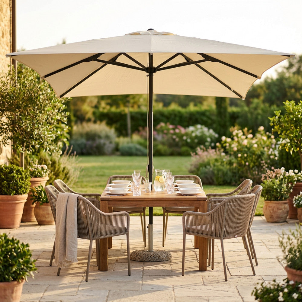 Ombrellone moderno in alluminio nero e poliestere beige in un rigoglioso spazio outdoor.