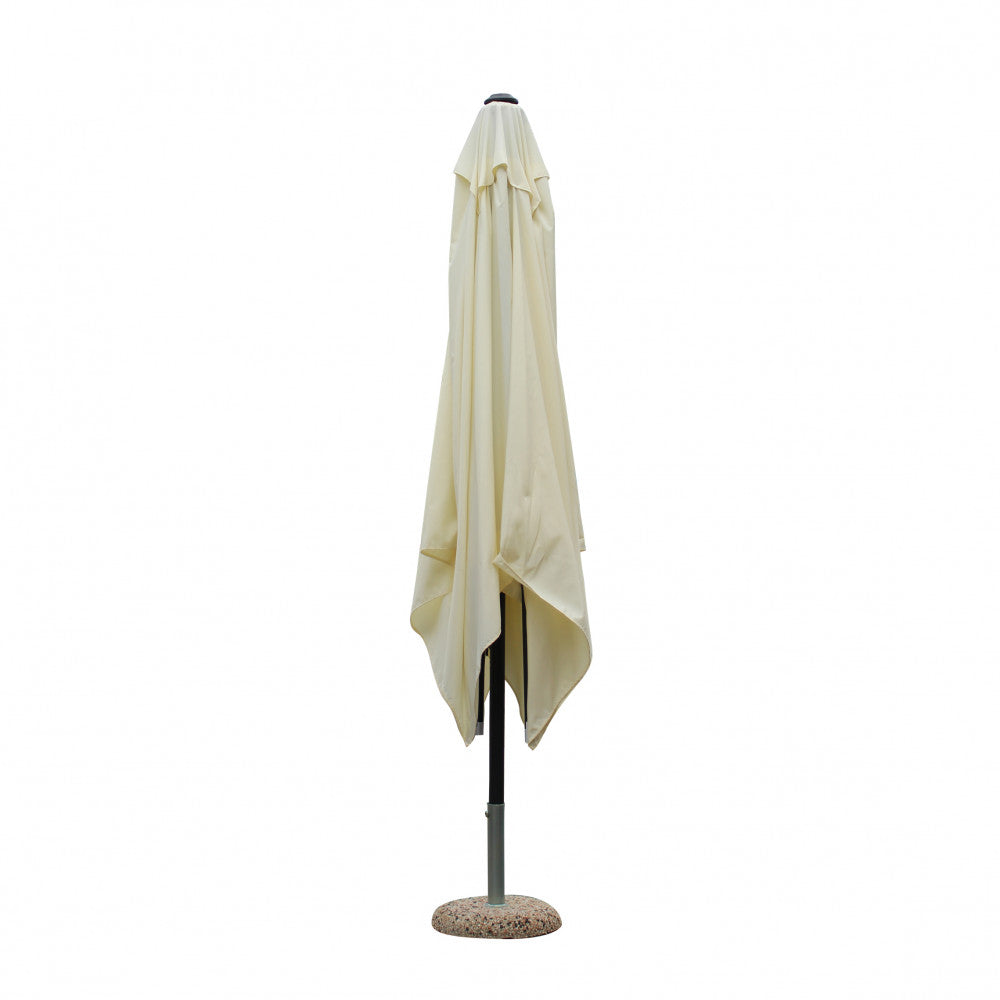 Ombrellone a palo centrale chiuso, che mostra il drappeggio del tessuto beige.
