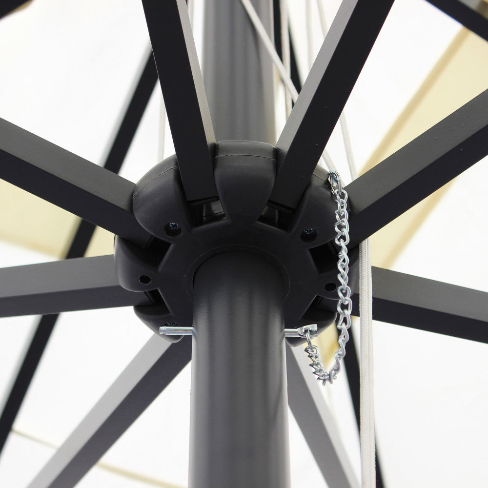 Dettaglio del meccanismo centrale in alluminio nero e delle stecche robuste dell'ombrellone.