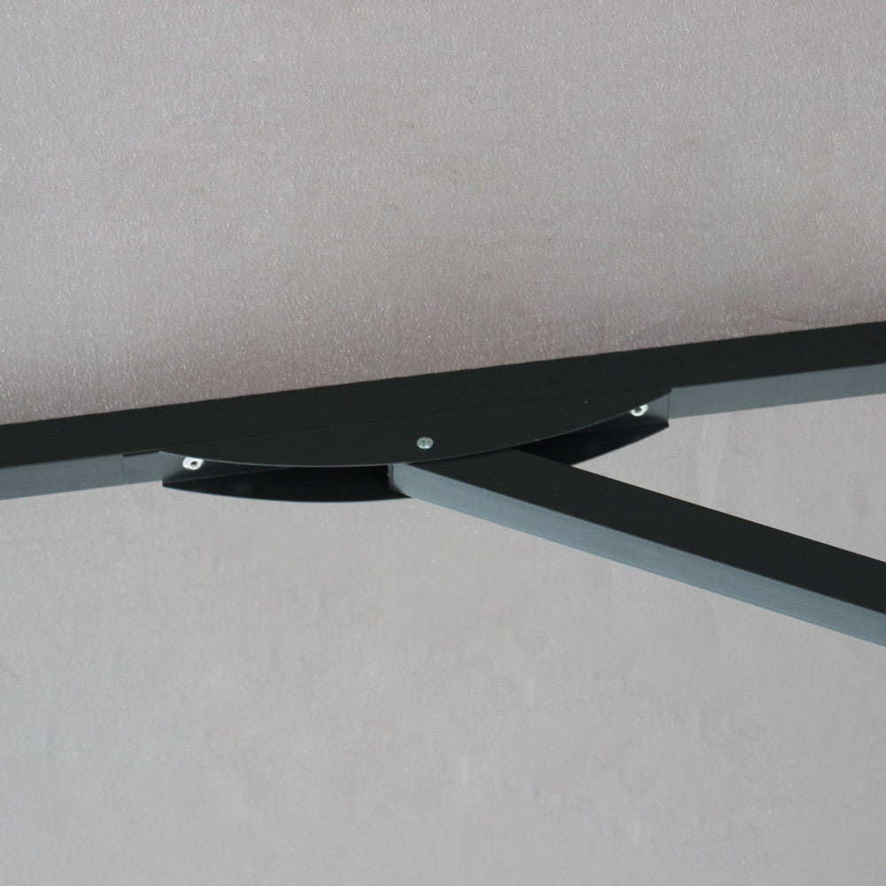 Particolare delle stecche in alluminio nero e del tessuto in poliestere grigio dell'ombrellone.