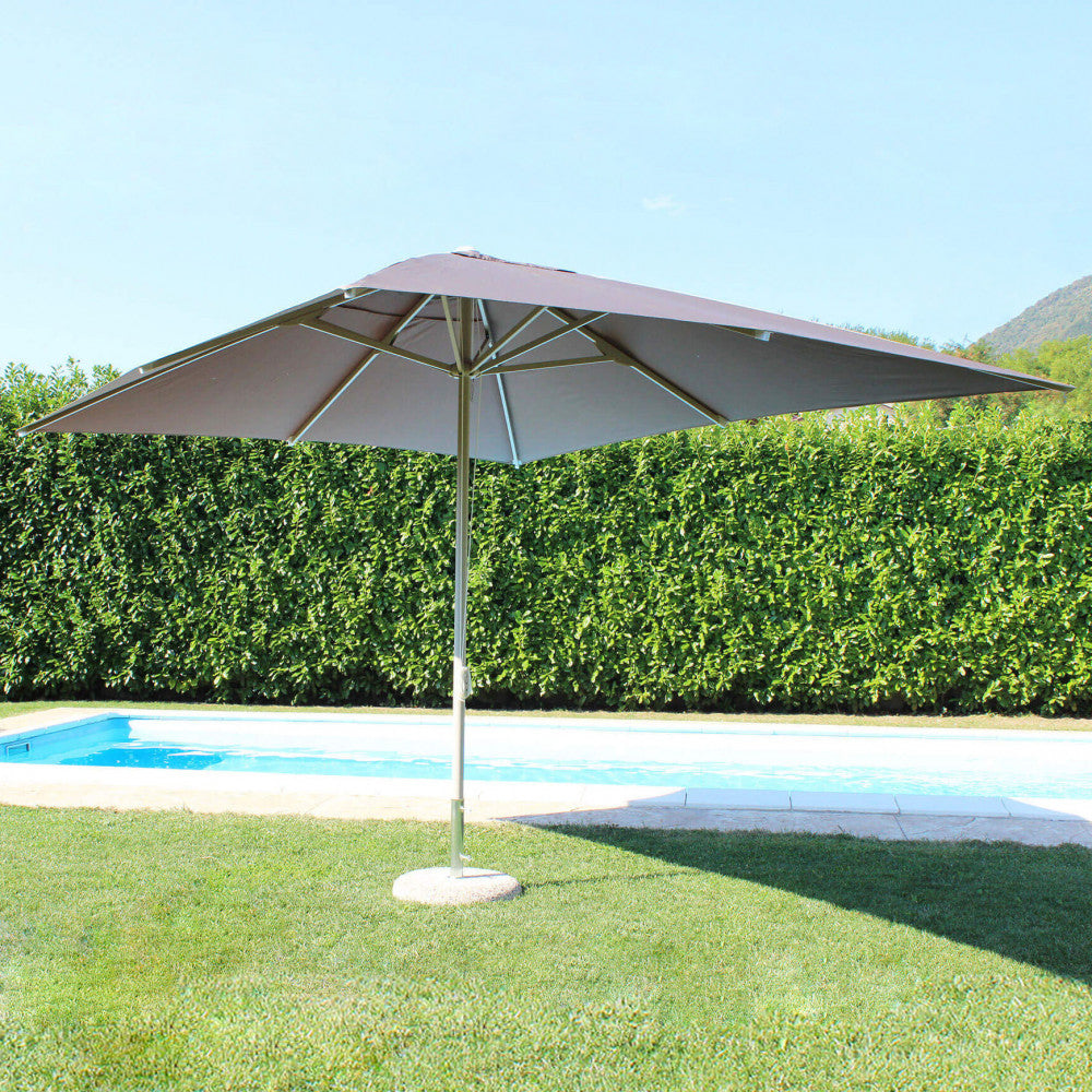 Ombrellone Brian aperto in un giardino verdeggiante accanto a una piscina azzurra, mostrando la sua ampia zona d'ombra.