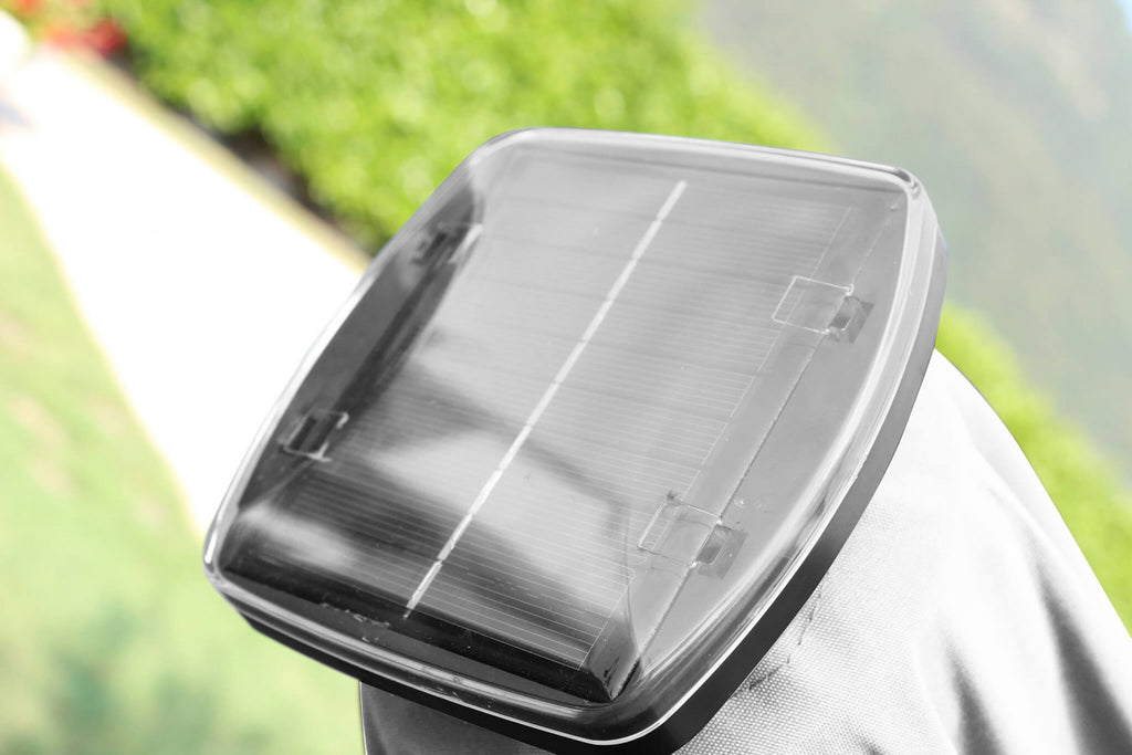 Dettaglio ravvicinato del pannello solare integrato sulla sommità dell'ombrellone Pitagora per l'alimentazione delle luci LED.