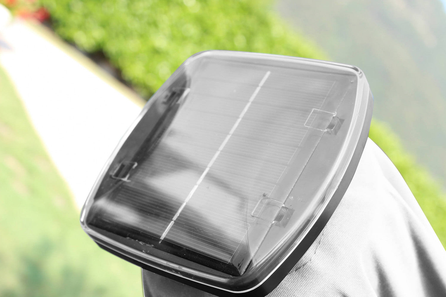 Dettaglio ravvicinato del pannello solare integrato sulla sommità dell'ombrellone Pitagora per l'alimentazione delle luci LED.