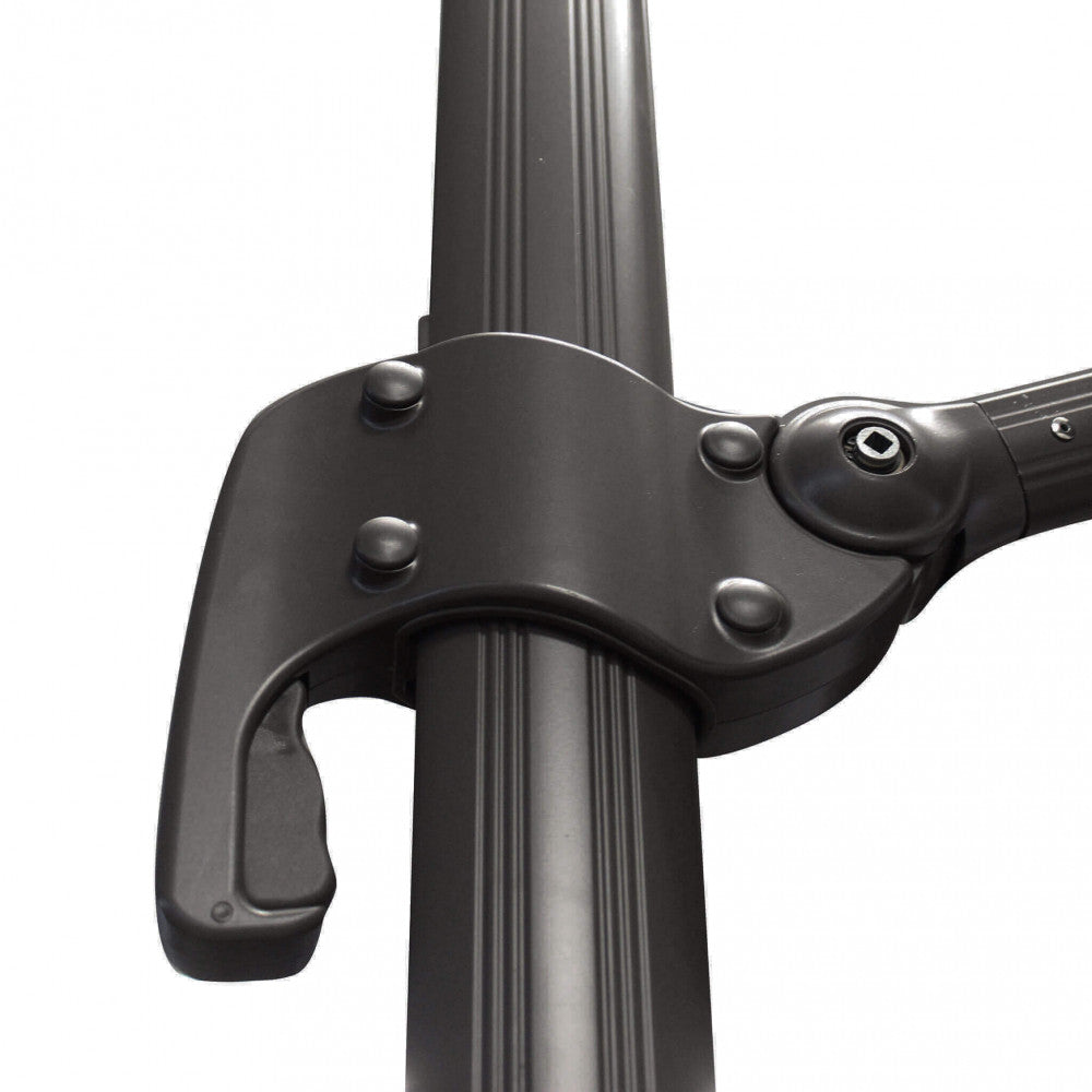 Ombrellone da giardino Nettuno Lux 3x3 metri con telo taupe e palo nero, aperto su una terrazza.