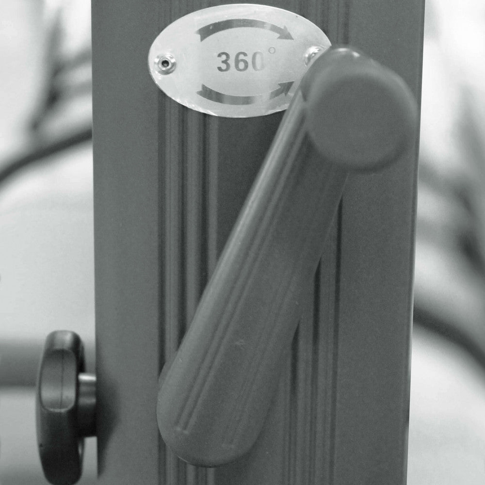 Ombrellone da esterno Nettuno Lux con telo grigio chiaro, che mostra il sistema antivento e il palo girevole.