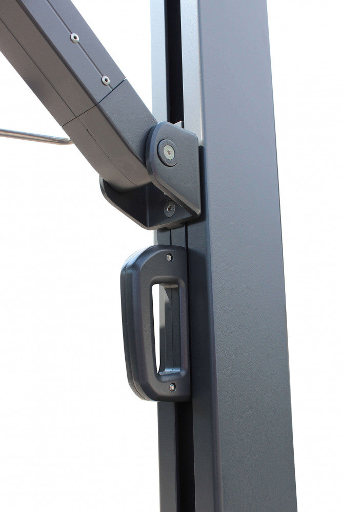 Ombrellone da giardino Zeus 4x4 metri con telo grigio scuro e struttura antracite, con base a ruote.