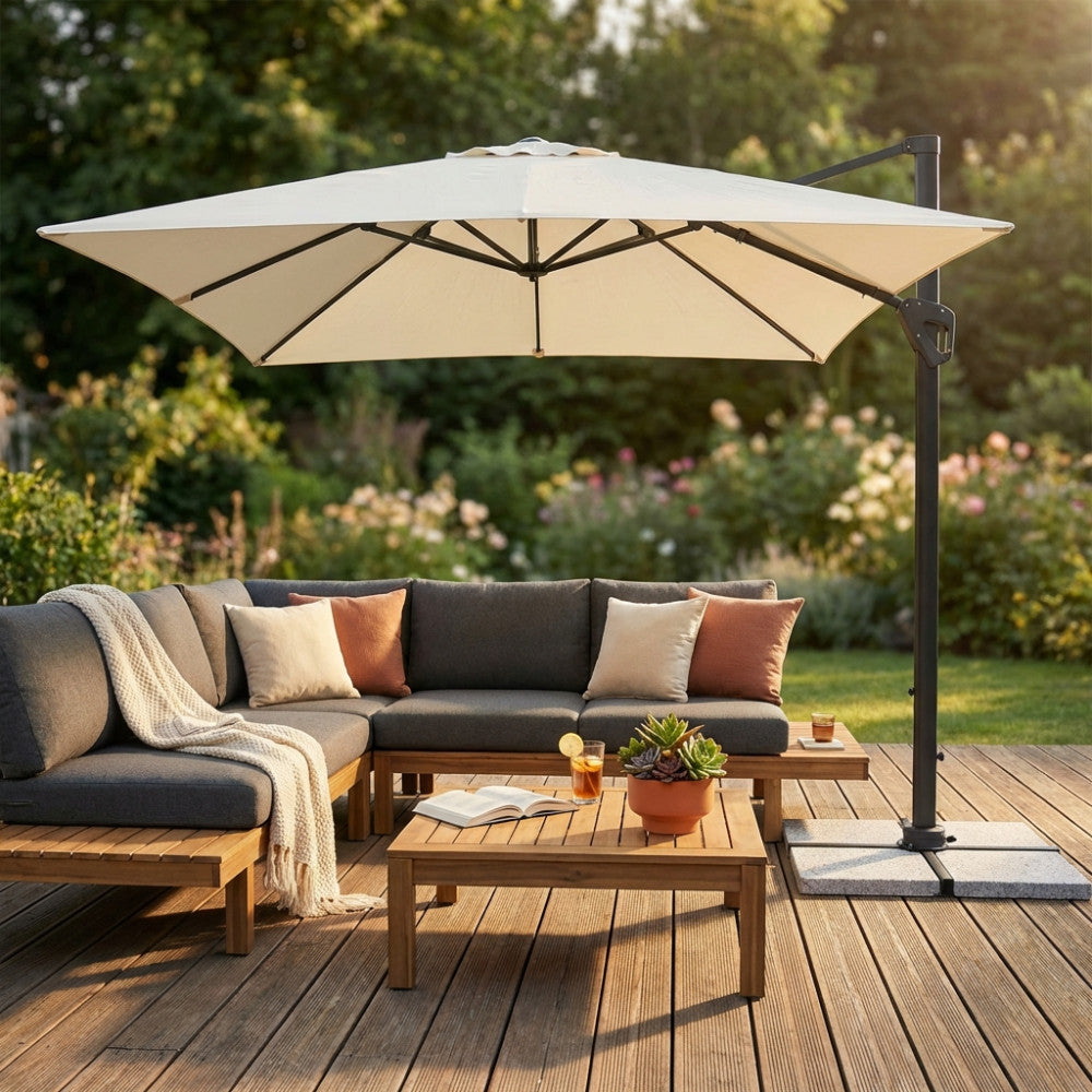 Ombrellone da giardino Darwin color antracite a copertura di un salotto outdoor in legno.