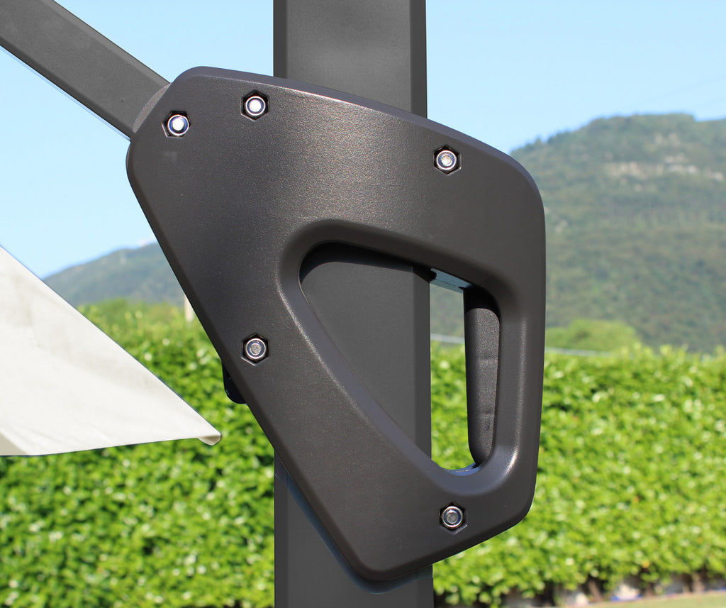 Dettaglio della maniglia ergonomica per l'apertura e la regolazione dell'inclinazione dell'ombrellone.
