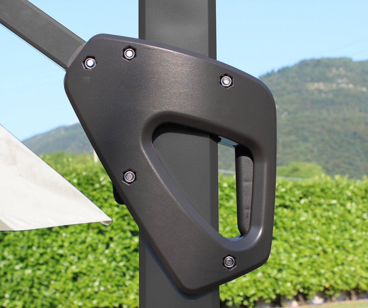 Dettaglio della maniglia ergonomica per l'apertura e la regolazione dell'inclinazione dell'ombrellone.
