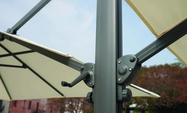 Ombrellone doppio quadrato 3x3 metri con palo centrale in alluminio per grandi spazi.