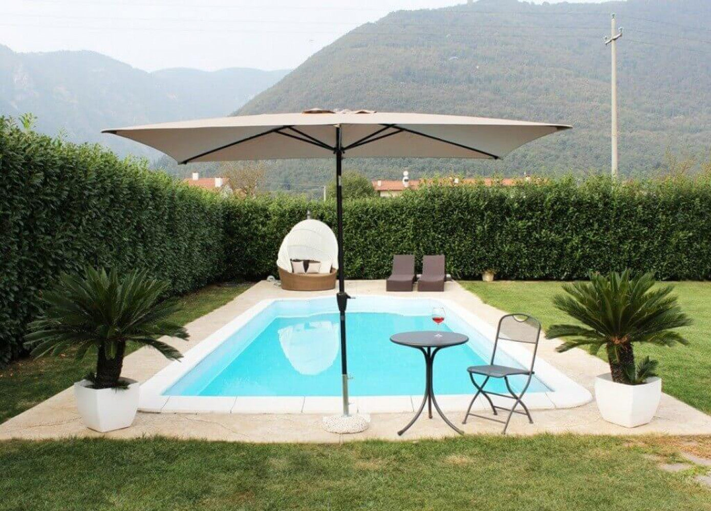 Ombrellone rettangolare eco 2x3 metri con palo centrale.