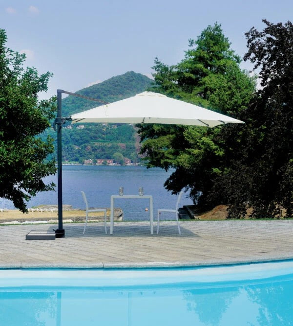 Ombrellone quadrato 3x3 metri basculante con palo laterale in alluminio grigio.