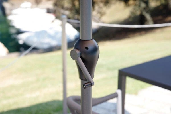 Ombrellone da giardino ovale con palo offset e design moderno.