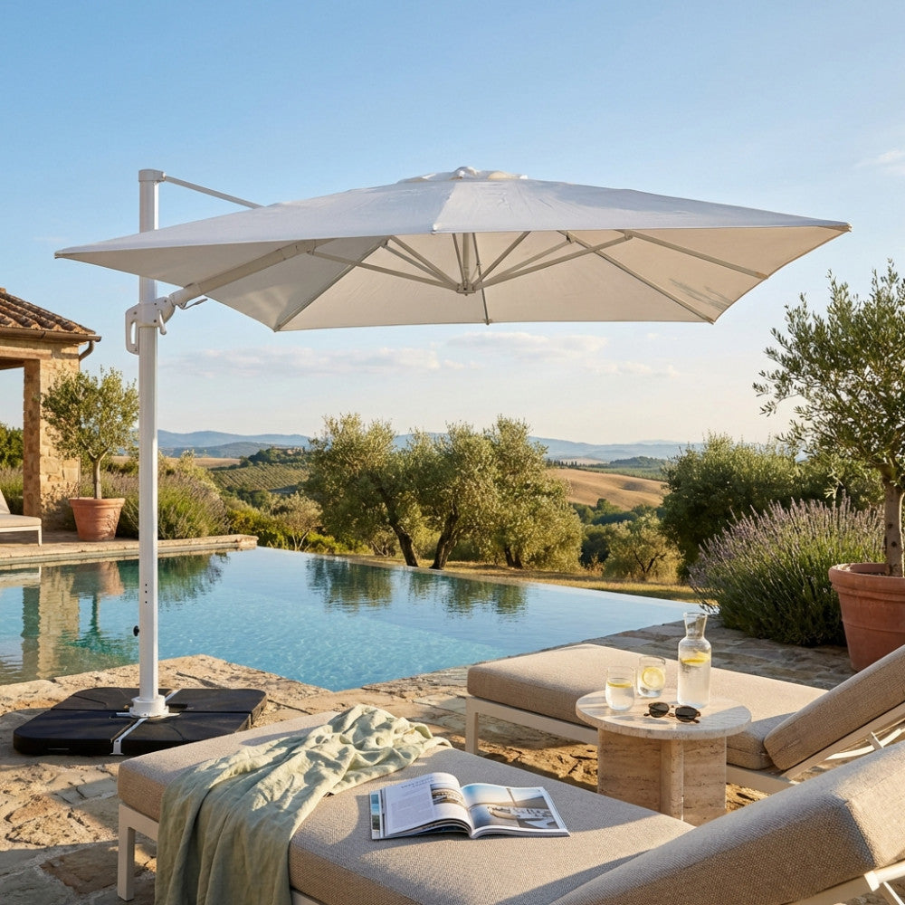 Ombrellone Hamel 3x4 bianco in alluminio che fa ombra su lettini prendisole eleganti.