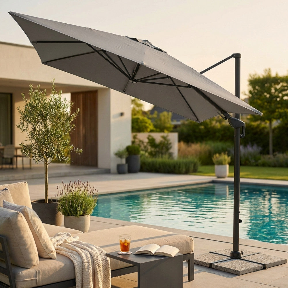 Ombrellone moderno in alluminio e poliestere a bordo piscina, che proietta un'ombra elegante.