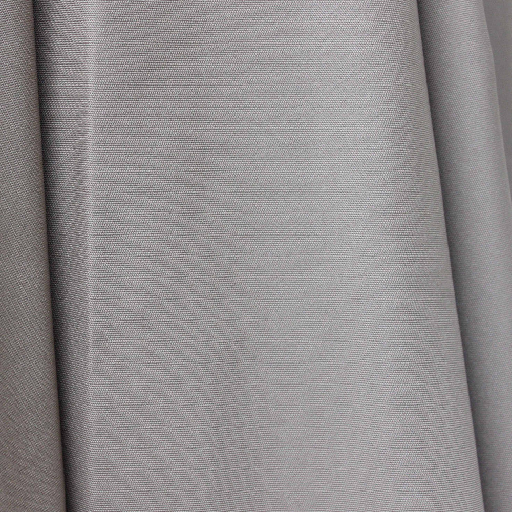 Dettaglio tattile del tessuto in poliestere color taupe della copertura.