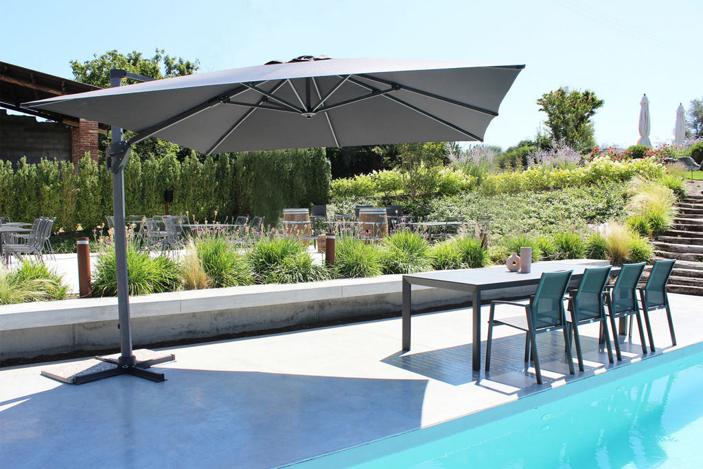 Ombrellone rettangolare 3x4 metri grigio con palo laterale effetto legno.