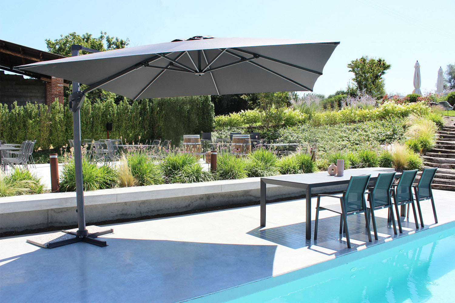 Ombrellone rettangolare 3x4 metri grigio con palo laterale effetto legno.