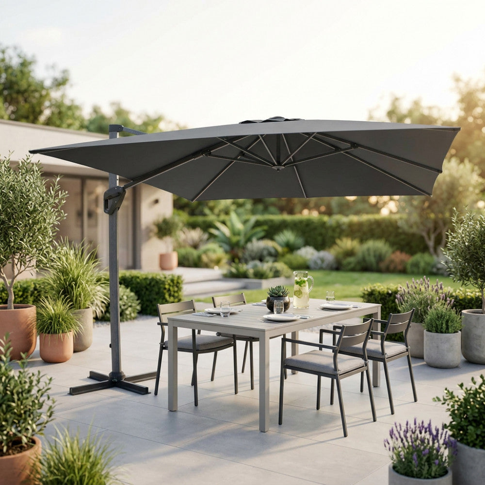 Ombrellone a palo laterale Mendel grigio scuro aperto su un patio moderno con tavolo da pranzo.