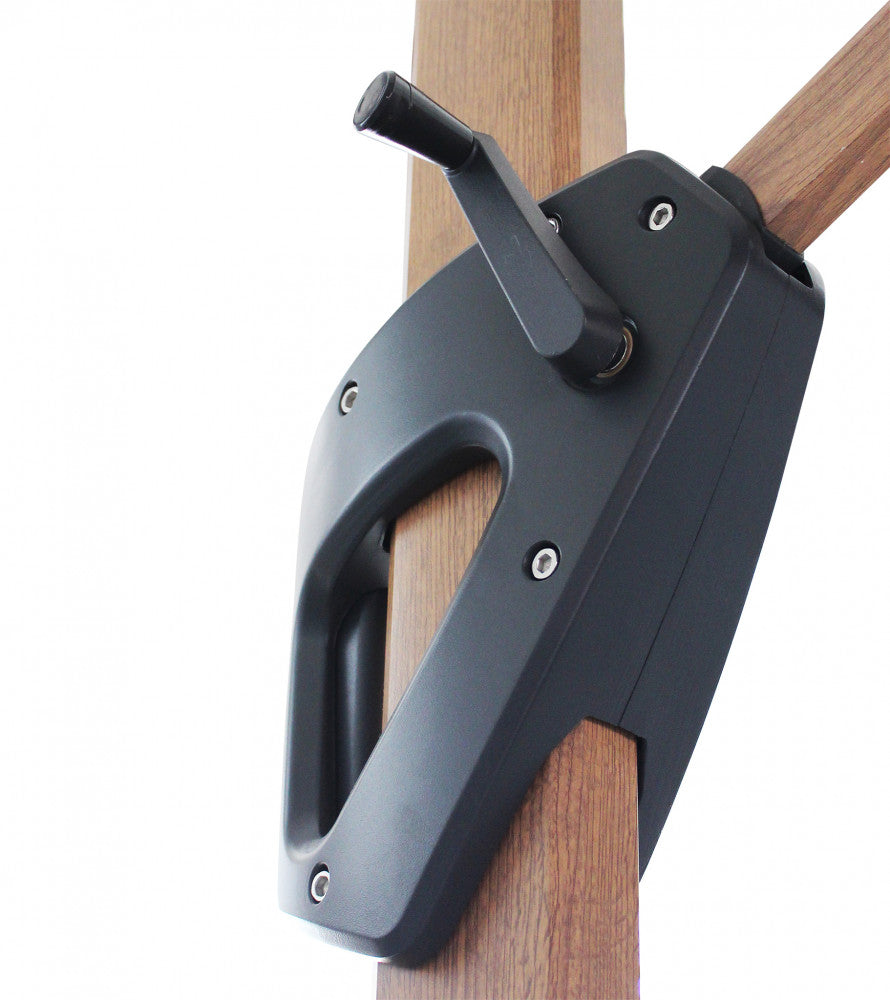 Primo piano della manovella ergonomica per l'apertura e la chiusura dell'ombrellone Mendel.