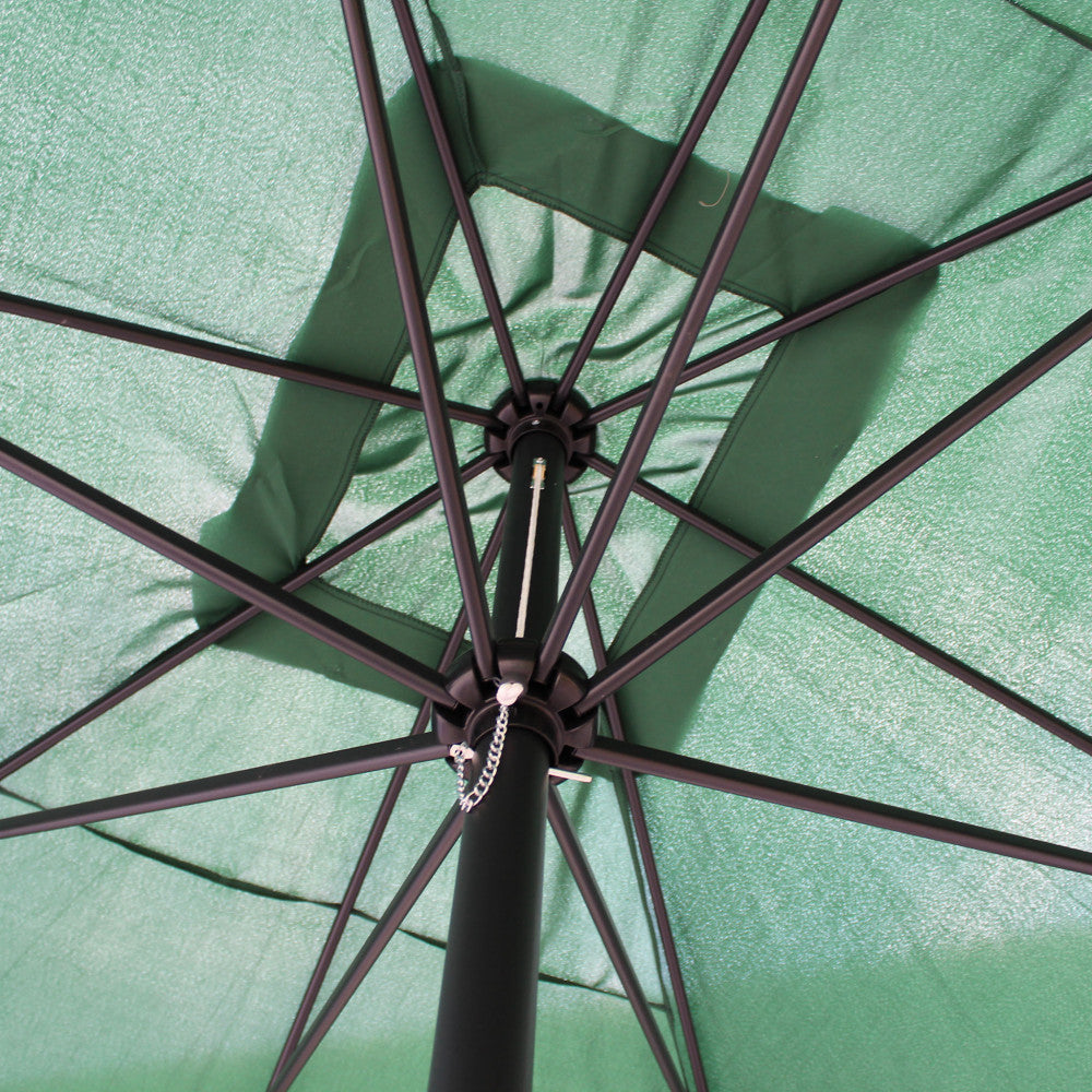 Dettaglio strutturale dal basso dell'ombrellone, che mostra le robuste stecche in metallo nero e il tessuto verde.
