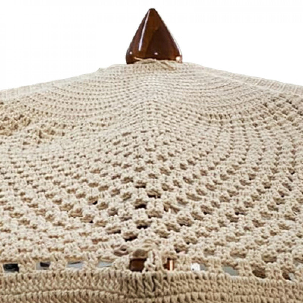 Primo piano della trama in cotone intrecciato dell'ombrellone Nador, che mostra il dettaglio artigianale del macramè e il terminale in legno.