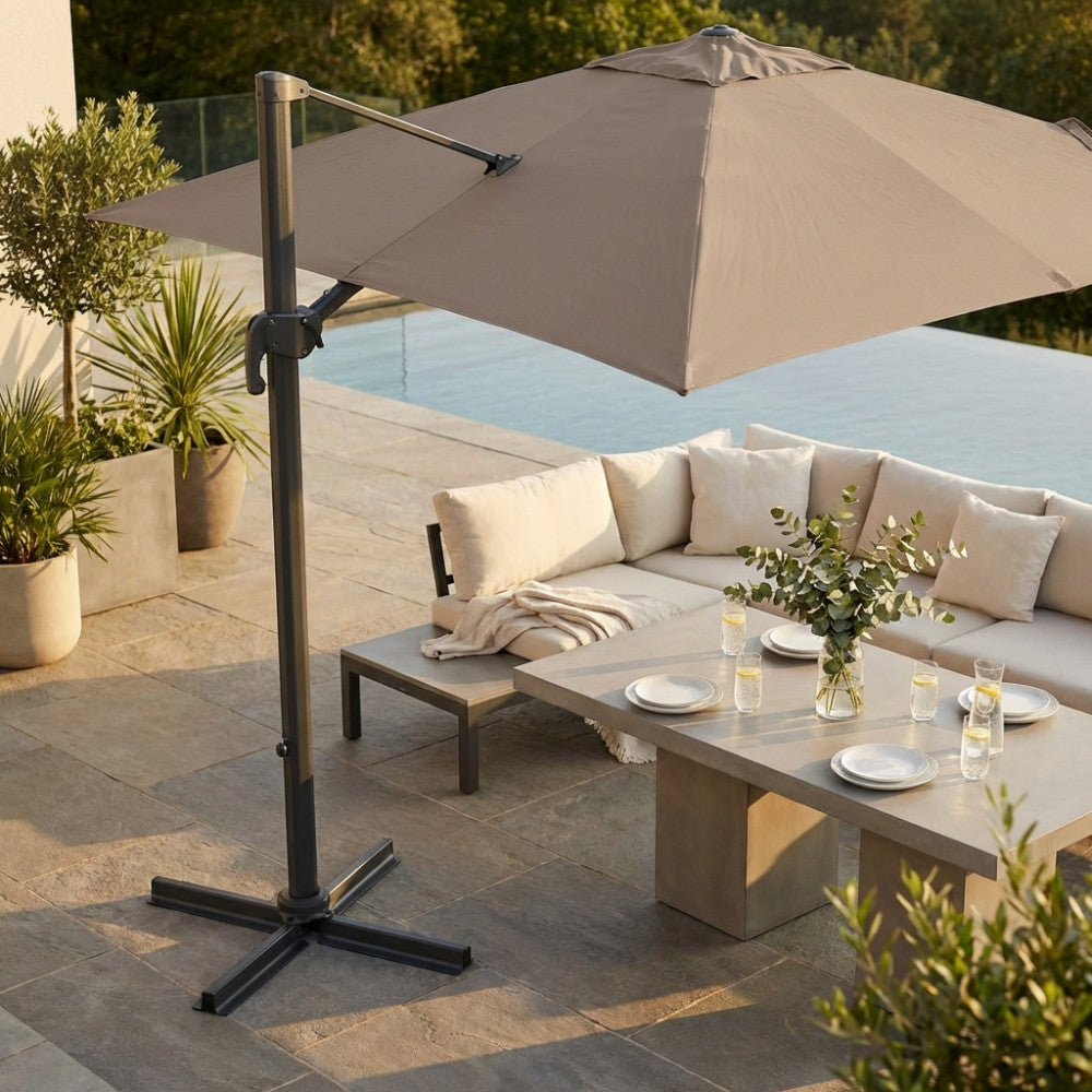 Ombrellone rettangolare taupe che ombreggia un salotto da esterni moderno a bordo piscina.