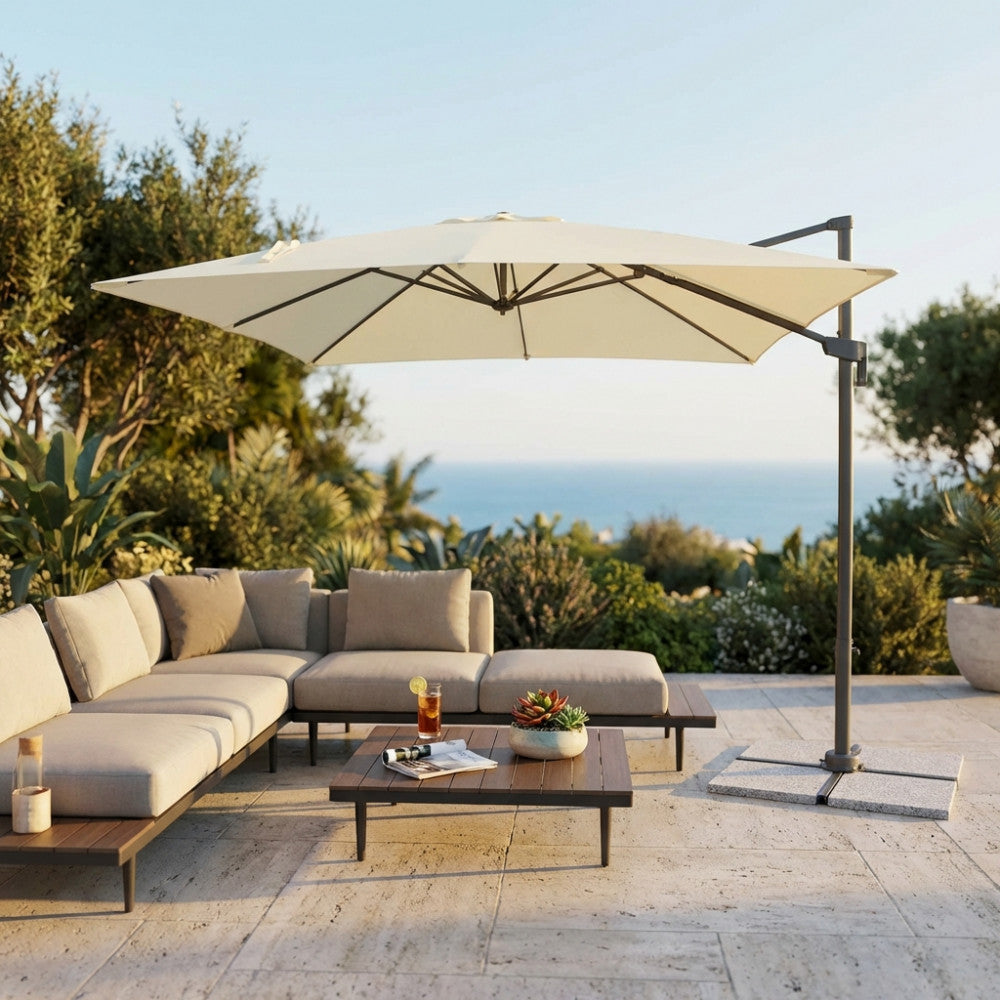 Ombrellone a palo laterale Newton con telo ecrù e struttura nera, posizionato su una terrazza con divano lounge.
