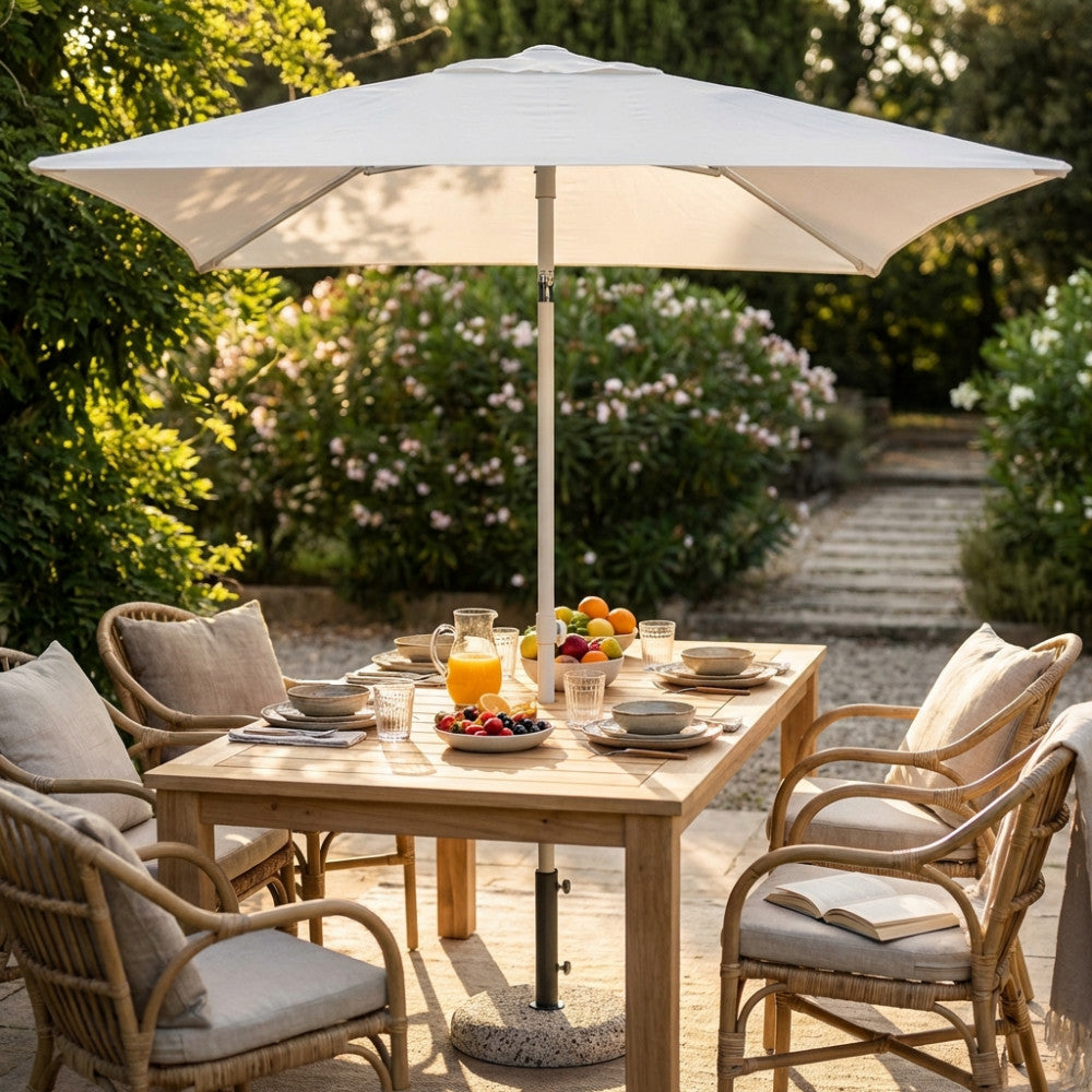 Ombrellone Cosma Nice bianco 2x2 in un giardino