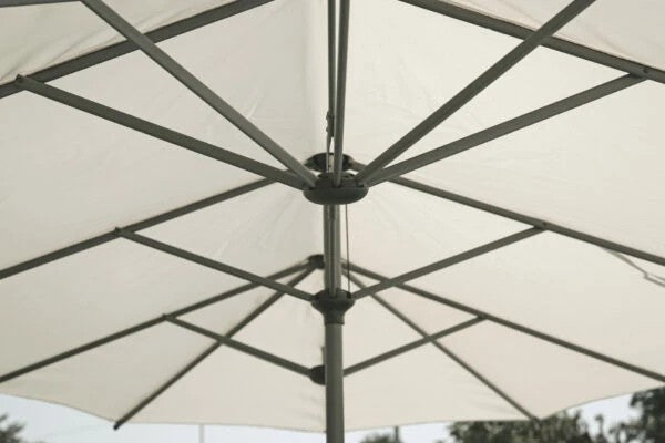 Ombrellone ovale grande 4.5x2.7 metri con palo laterale in alluminio e telo beige.