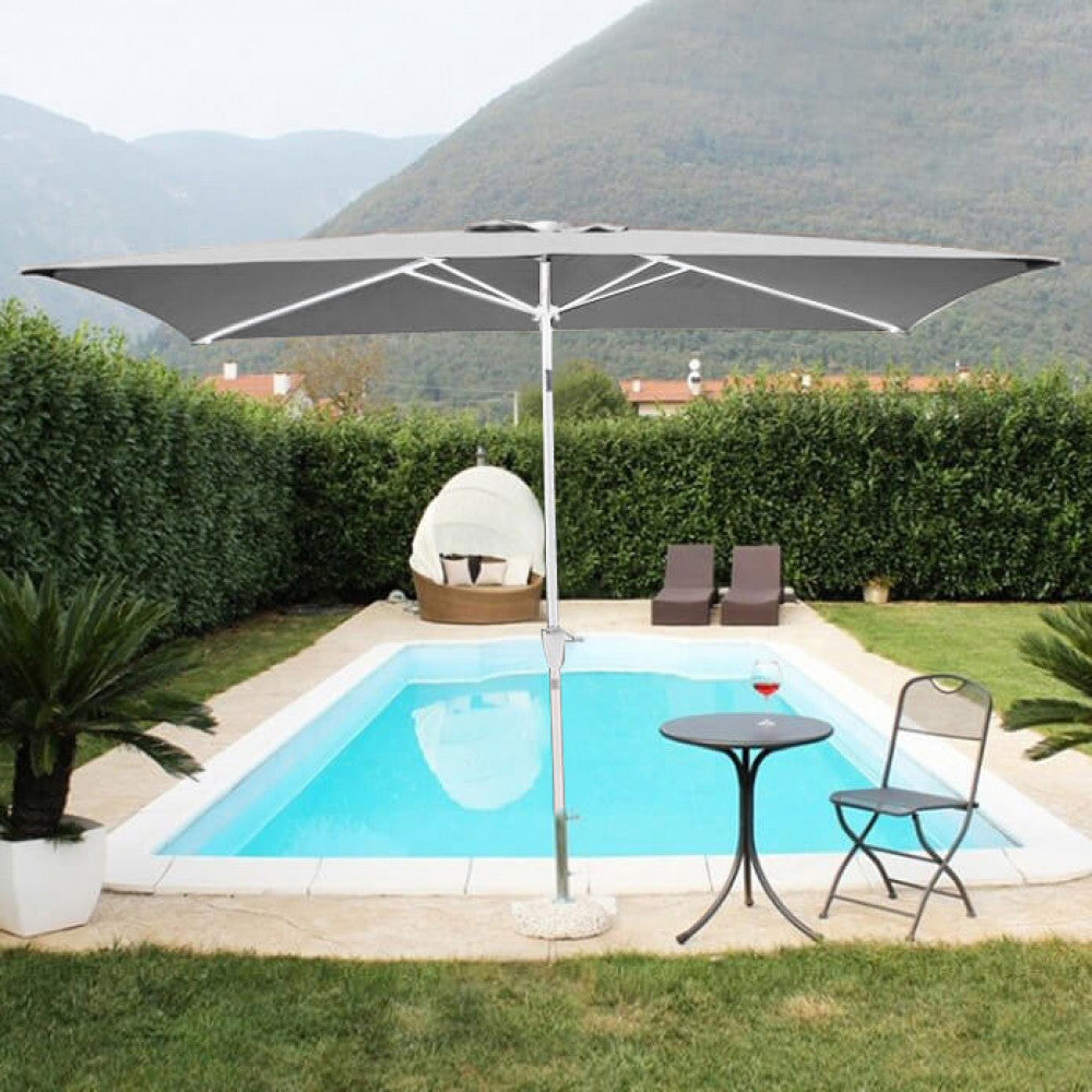 Ombrellone rettangolare grigio a bordo piscina, che crea un'elegante zona d'ombra per il relax all'aperto.